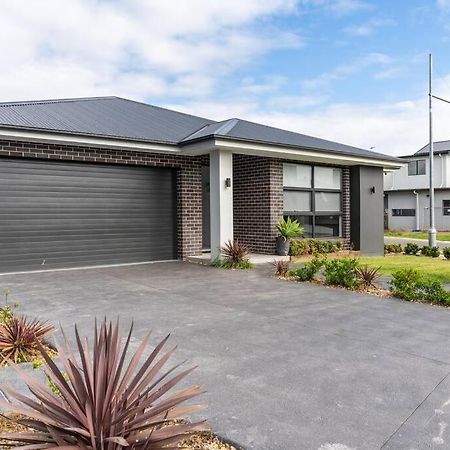 Neat 4 Bedroom In Catherine Fields Narellan 외부 사진